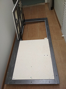 Двустворчатый люк на амортизаторах для подвала