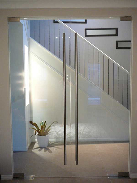 Противопожарная безрамная дверь со стеклом в частный дом